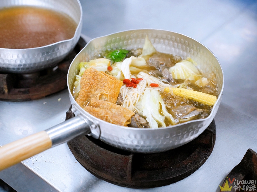 苗栗市美食｜『六小福林記炒羊肉』生意超好～新鮮現炒的羊肉小吃！冷氣開放～飲料免費暢飲～還有兒童遊樂區的舒適小吃店！