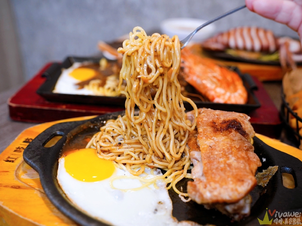 苗栗市美食｜『紅吱吱平價牛排館-苗栗店』排餐只要180元起~可免費加麵一次！自助吧享濃湯,爆米花,抹醬吐司,冷熱飲,霜淇淋免費吃到飽！