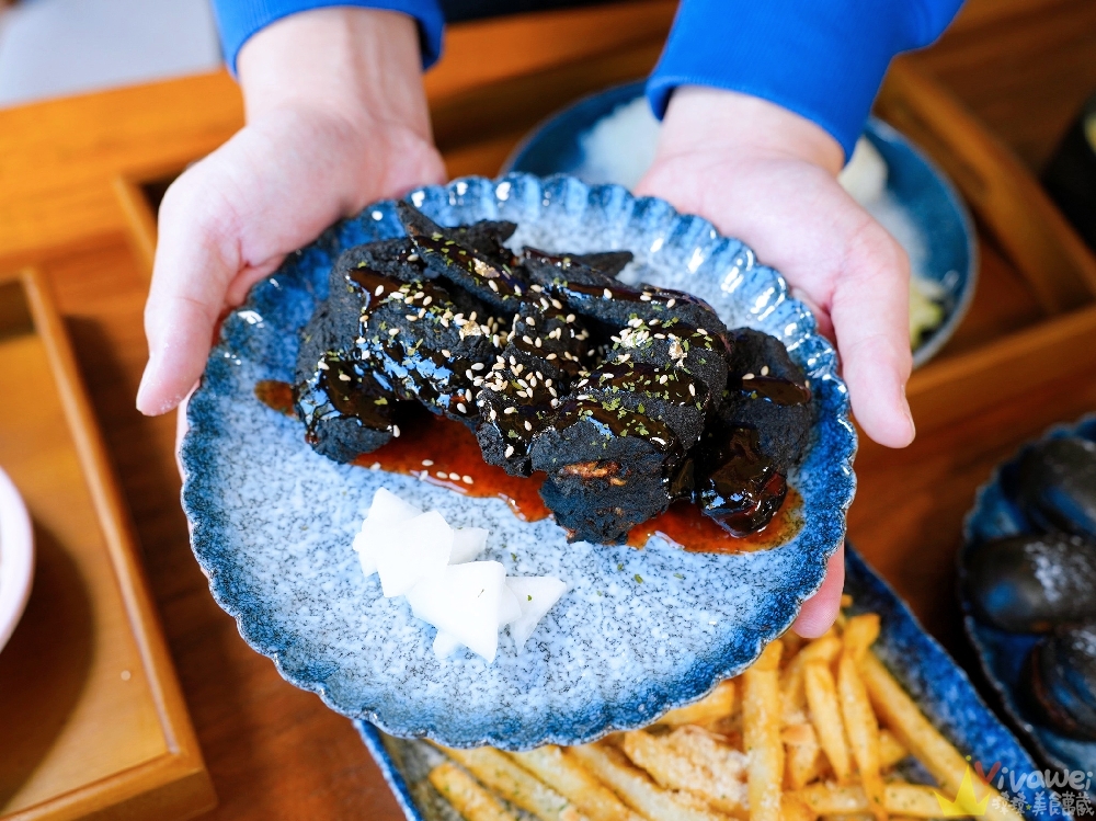 苗栗後龍美食｜『烏色咖啡-高鐵旗艦店』全新開幕！帶有客家元素的黑色質感系餐廳！有正餐料理及後龍店限定的雞蛋糕！