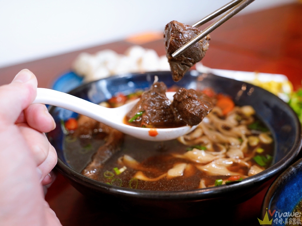 苗栗大湖美食｜『牛宮牛肉麵』大湖晚餐新選擇！免費停車+創意牛肉麵！必吃刺身菲力牛肉麵+手工水餃超有記憶點！