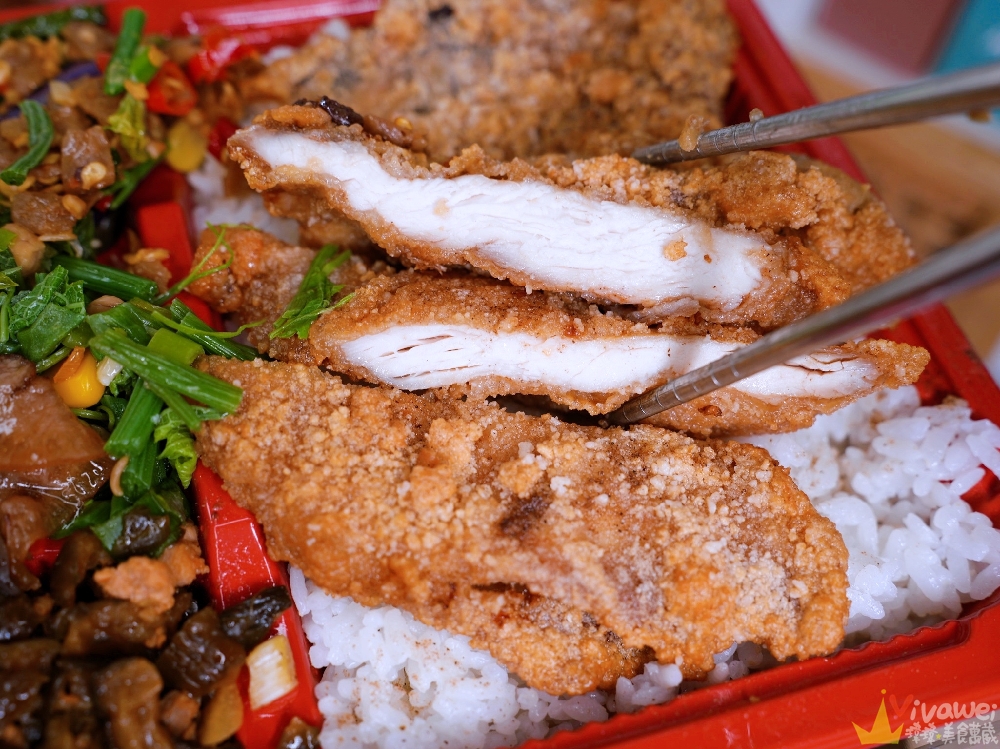 桃園中壢美食｜『一品香飲食店』中原超強排隊便當店！均一價100元！配菜超有誠意~必吃炸雞排便當加辣！