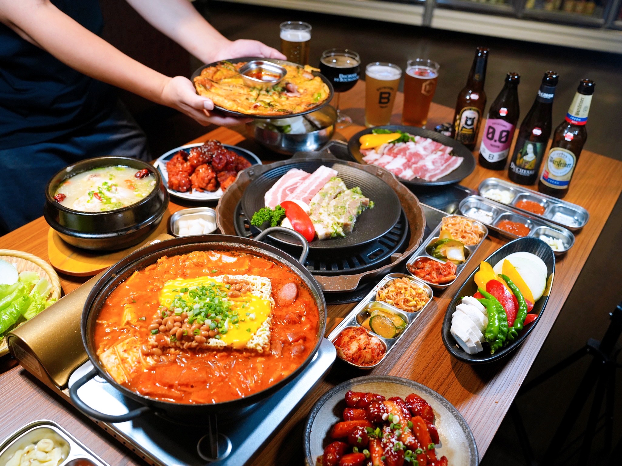 新北板橋美食｜『ABV Bar & Kitchen 韓式餐酒館』板橋車站道地韓式料理餐酒館&超過300款精釀啤酒！韓式小菜吃到飽～還有桌邊韓式烤肉服務！