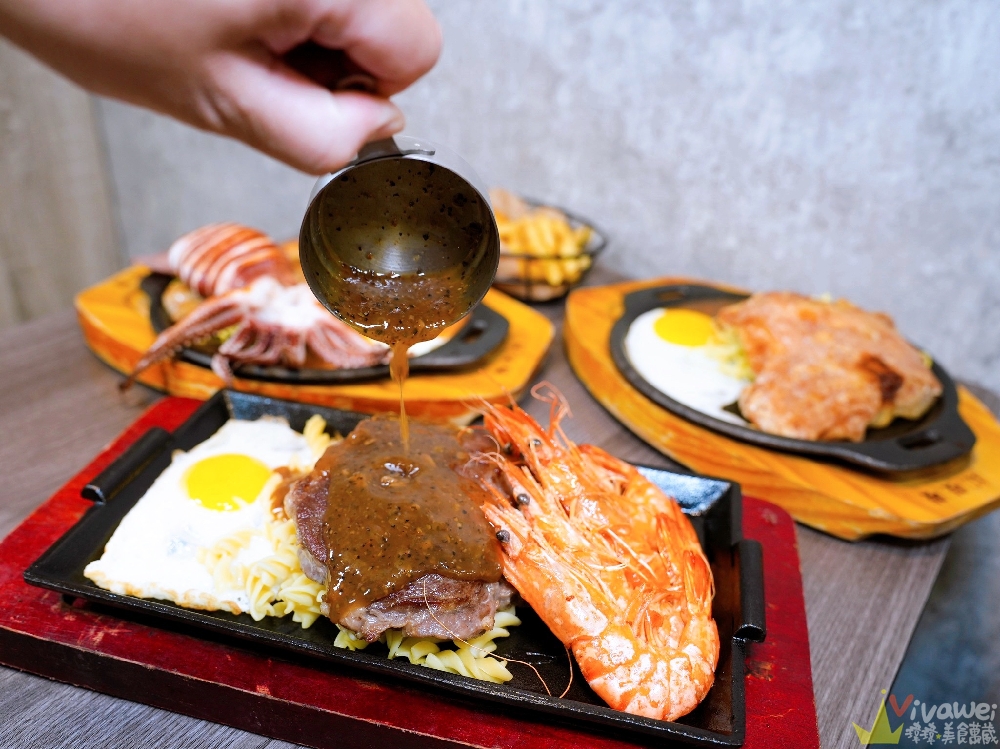 苗栗市美食｜『紅吱吱平價牛排館-苗栗店』排餐只要180元起~可免費加麵一次！自助吧享濃湯,爆米花,抹醬吐司,冷熱飲,霜淇淋免費吃到飽！