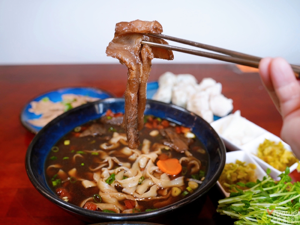 苗栗大湖美食｜『牛宮牛肉麵』大湖晚餐新選擇！免費停車+創意牛肉麵！必吃刺身菲力牛肉麵+手工水餃超有記憶點！