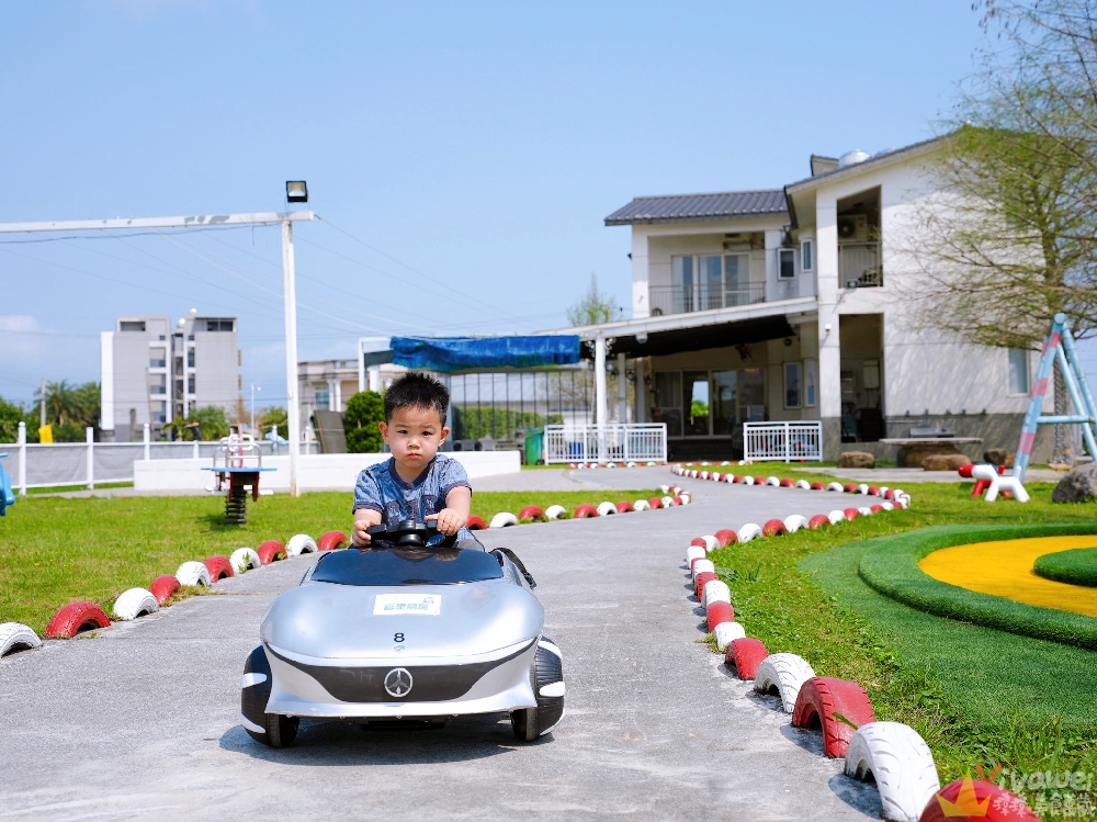 宜蘭五結住宿推薦｜『FUN輕鬆民宿-親子童車溜滑梯渡假會館』房間有溜滑梯&球池&浴缸～戶外超大台電動車任你玩！