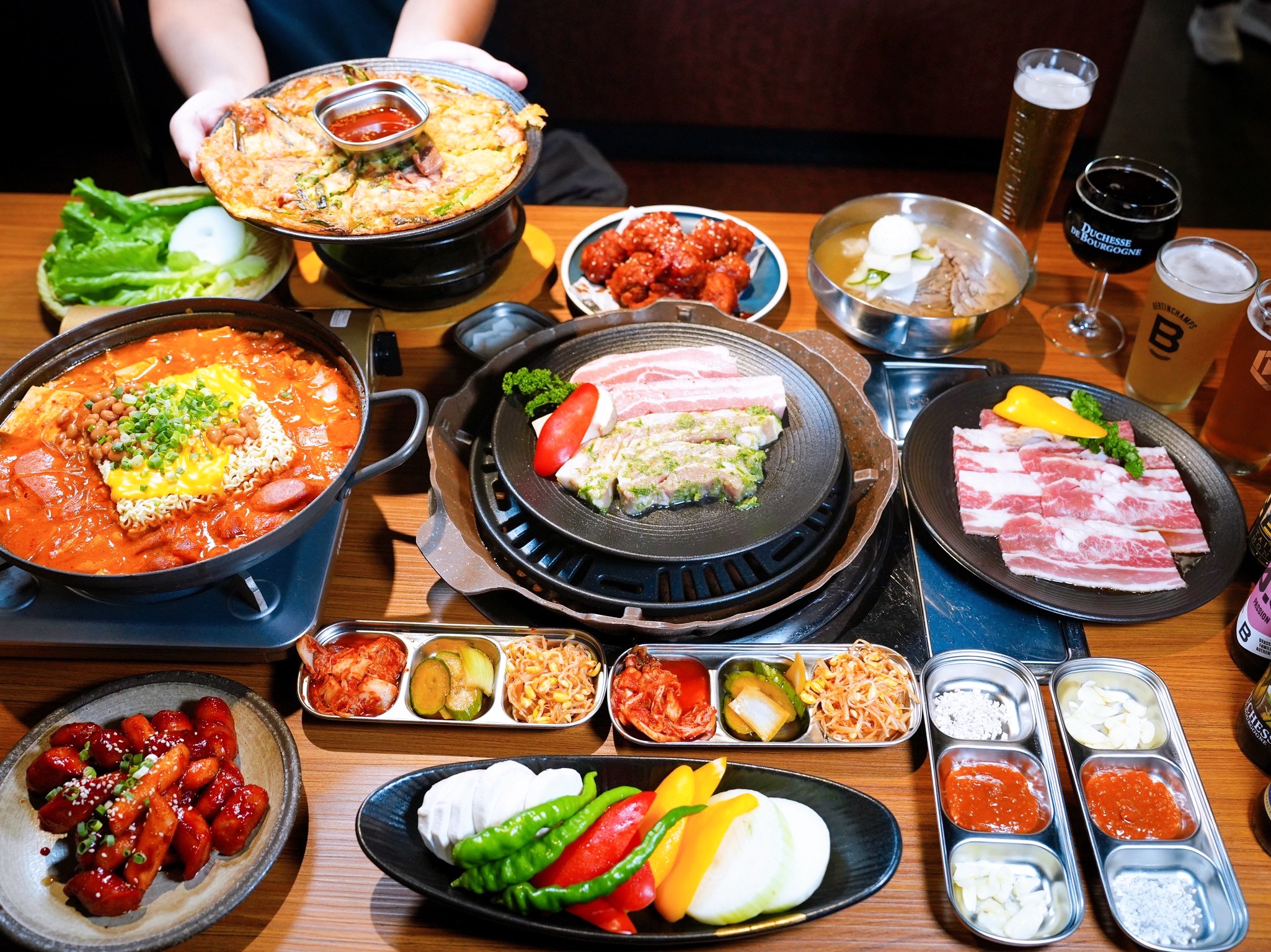 新北板橋美食｜『ABV Bar & Kitchen 韓式餐酒館』板橋車站道地韓式料理餐酒館&超過300款精釀啤酒！韓式小菜吃到飽～還有桌邊韓式烤肉服務！