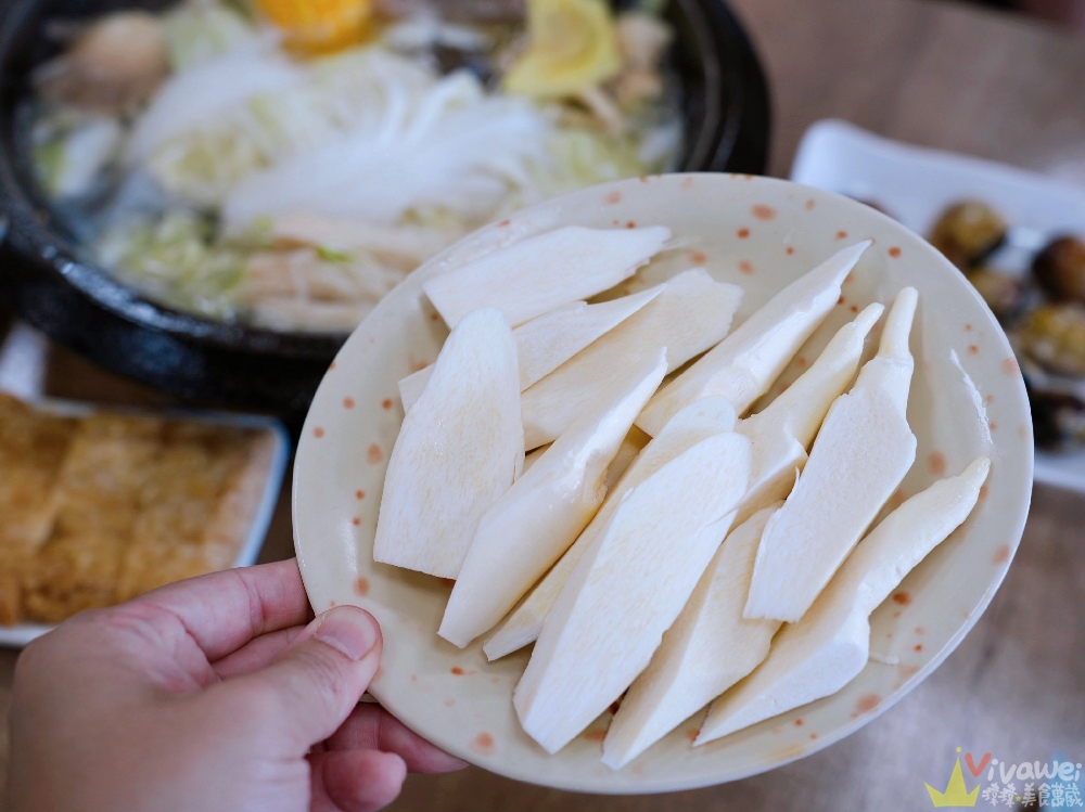 新北金山美食｜『福緣火鍋』加油站旁的熱門石頭火鍋！生意超好的排隊店～海鮮什錦麵&熱炒類也是必點！