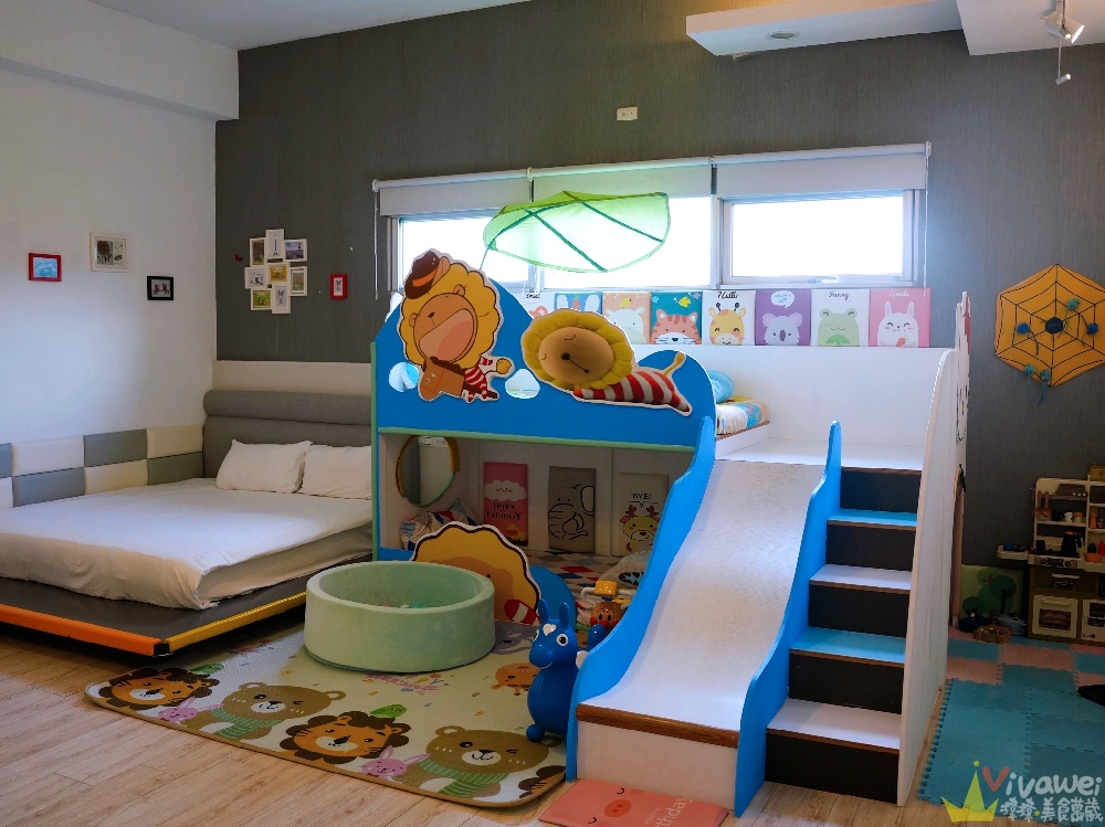 宜蘭冬山住宿｜『湖漾189風格旅店』梅花湖旁的親子民宿推薦～電動車+沙池+戲水池+室內遊戲區+手作早餐一次滿足～綠映親子房開箱！