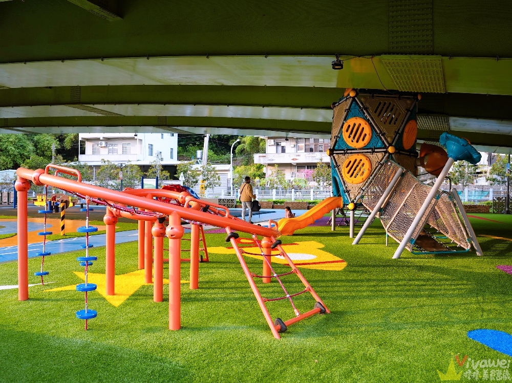 苗栗頭份親子景點｜『頭份滑步車公園』橋下不怕下雨！滑步車賽道+太空遊戲場～免費放電公園完整開箱