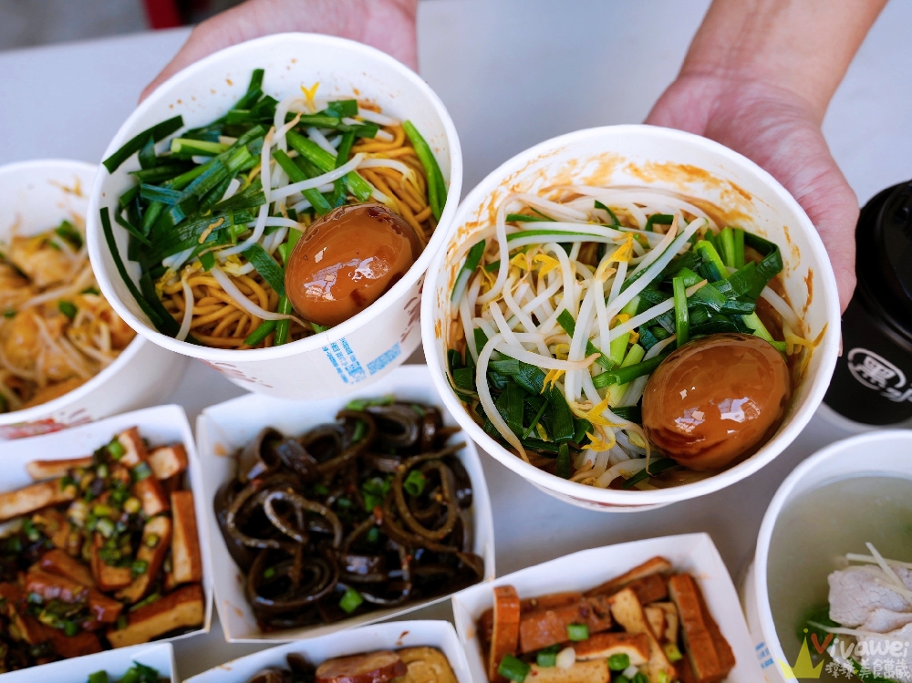 苗栗市美食|『簡單拌』隱藏版的銅板價麵店小吃!紅蔥拌麵超香,麻醬麵自己磨麻醬~還有紅油炒手+滷味! 苗栗市美食|『簡單拌』隱藏版的銅板價麵店小吃!紅蔥拌麵超香,麻醬麵自己磨麻醬~還有紅油炒手+滷味!