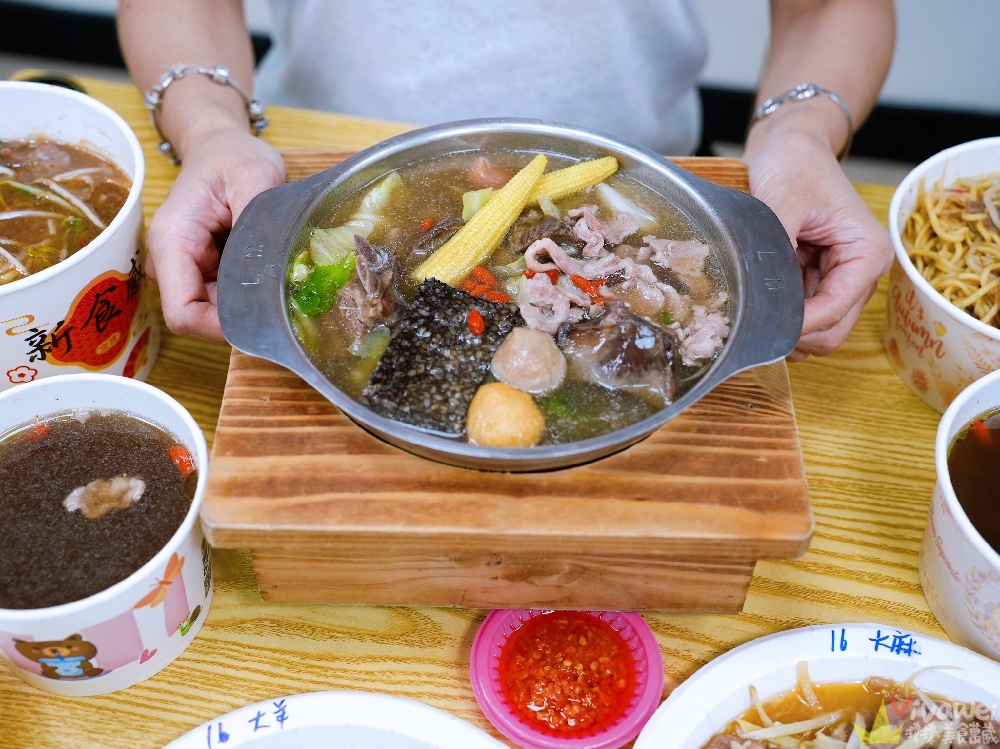 苗栗市美食｜『六小福林記炒羊肉』生意超好～新鮮現炒的羊肉小吃！冷氣開放～飲料免費暢飲～還有兒童遊樂區的舒適小吃店！