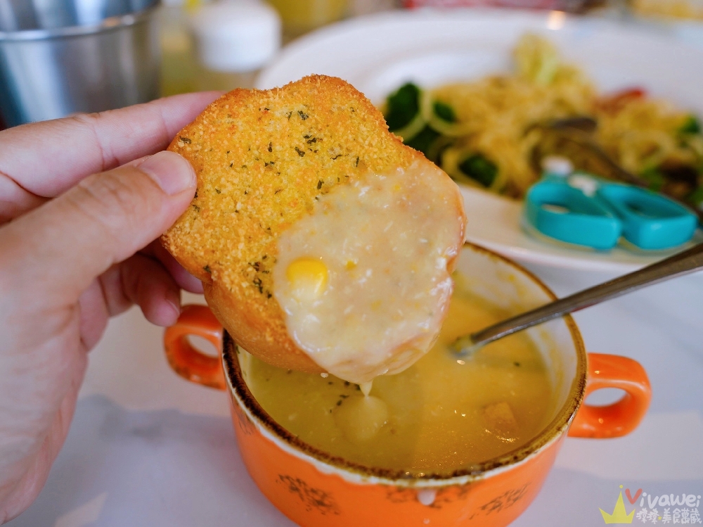 新北三芝美食｜『牛仔莊園』親子餐廳推薦！必吃牧馬人莊園牛排！草原白馬+美式鄉村風超好拍！