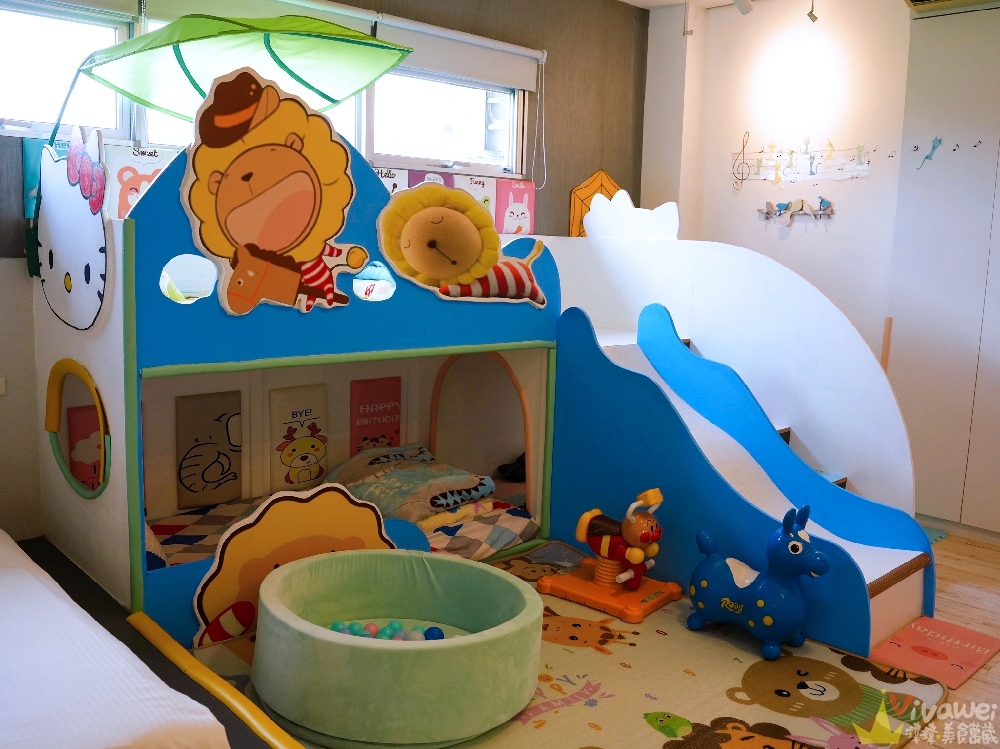 宜蘭冬山住宿｜『湖漾189風格旅店』梅花湖旁的親子民宿推薦～電動車+沙池+戲水池+室內遊戲區+手作早餐一次滿足～綠映親子房開箱！