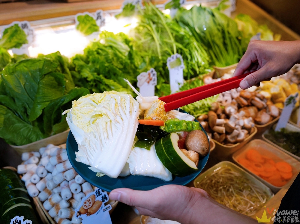 苗栗頭份美食｜『月團圓雞湯火鍋-苗栗頭份店』最低388元起蔬菜自助吧吃到飽～大推單人獨享鴛鴦鍋～超狂香菜皮蛋鍋新上市！