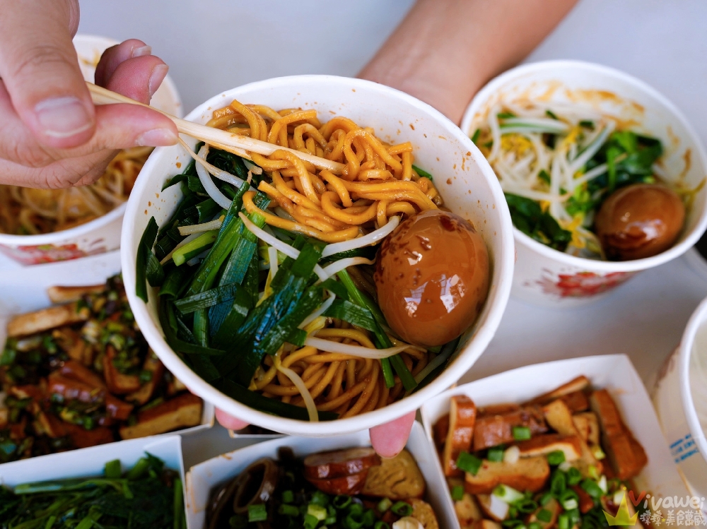 苗栗市美食｜『簡單拌』隱藏版的銅板價麵店小吃！紅蔥拌麵超香,麻醬麵自己磨麻醬～還有紅油炒手+滷味！