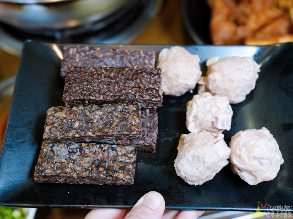 桃園市美食｜『鐵木真麻辣鴛鴦火鍋』在地開業多年的單點傳統台式麻辣鍋～鴨血和豆腐免費續加！