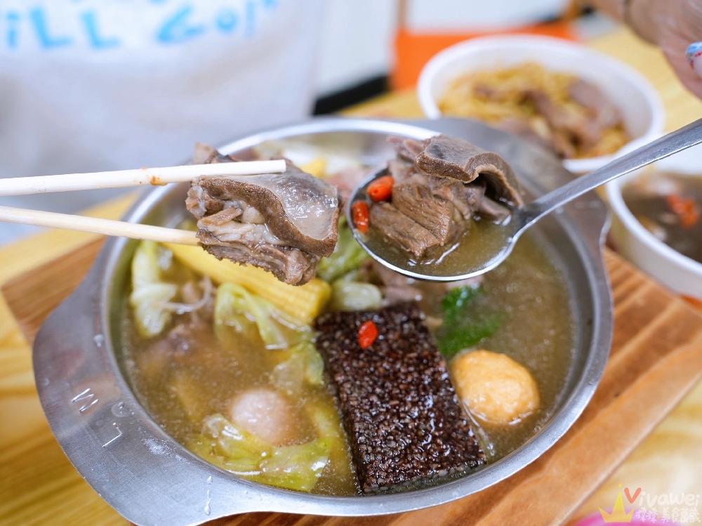 苗栗市美食｜『六小福林記炒羊肉』生意超好～新鮮現炒的羊肉小吃！冷氣開放～飲料免費暢飲～還有兒童遊樂區的舒適小吃店！