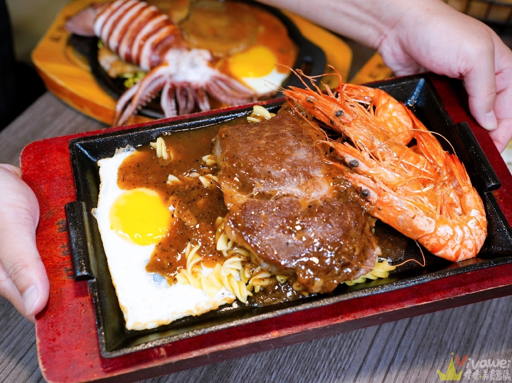 苗栗市美食｜『紅吱吱平價牛排館-苗栗店』排餐只要180元起~可免費加麵一次！自助吧享濃湯,爆米花,抹醬吐司,冷熱飲,霜淇淋免費吃到飽！