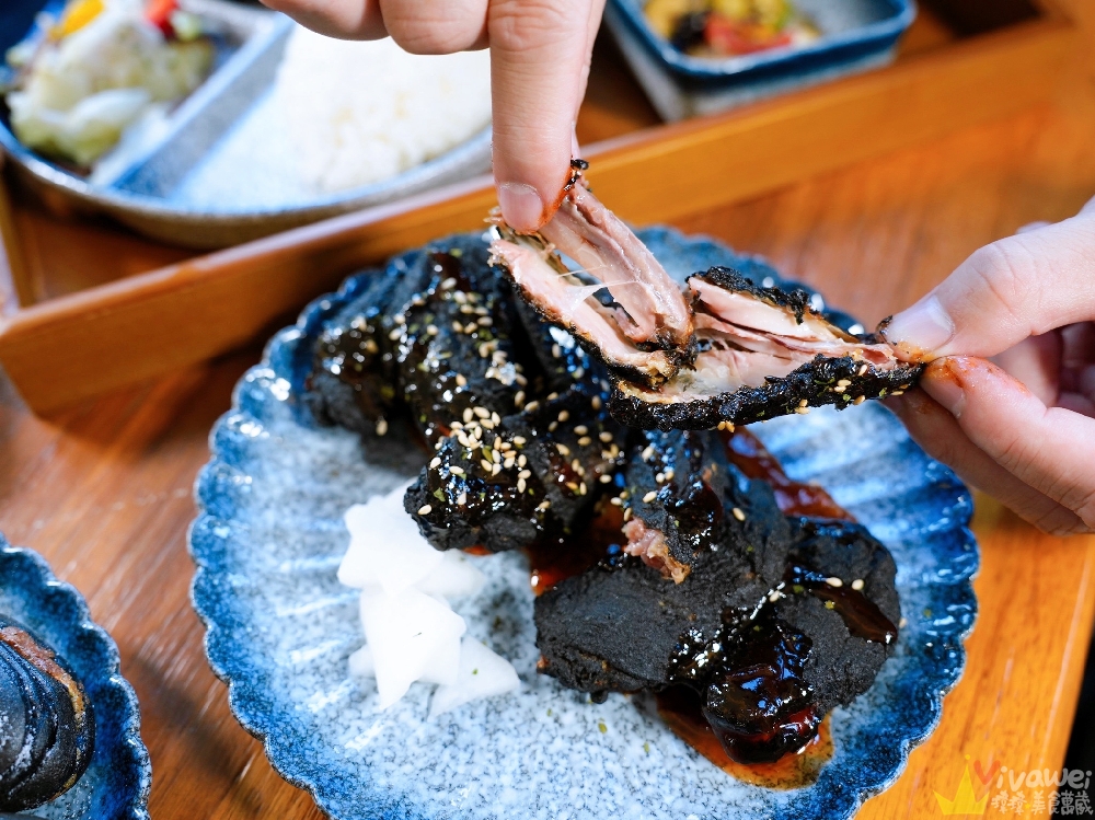 苗栗後龍美食｜『烏色咖啡-高鐵旗艦店』全新開幕！帶有客家元素的黑色質感系餐廳！有正餐料理及後龍店限定的雞蛋糕！