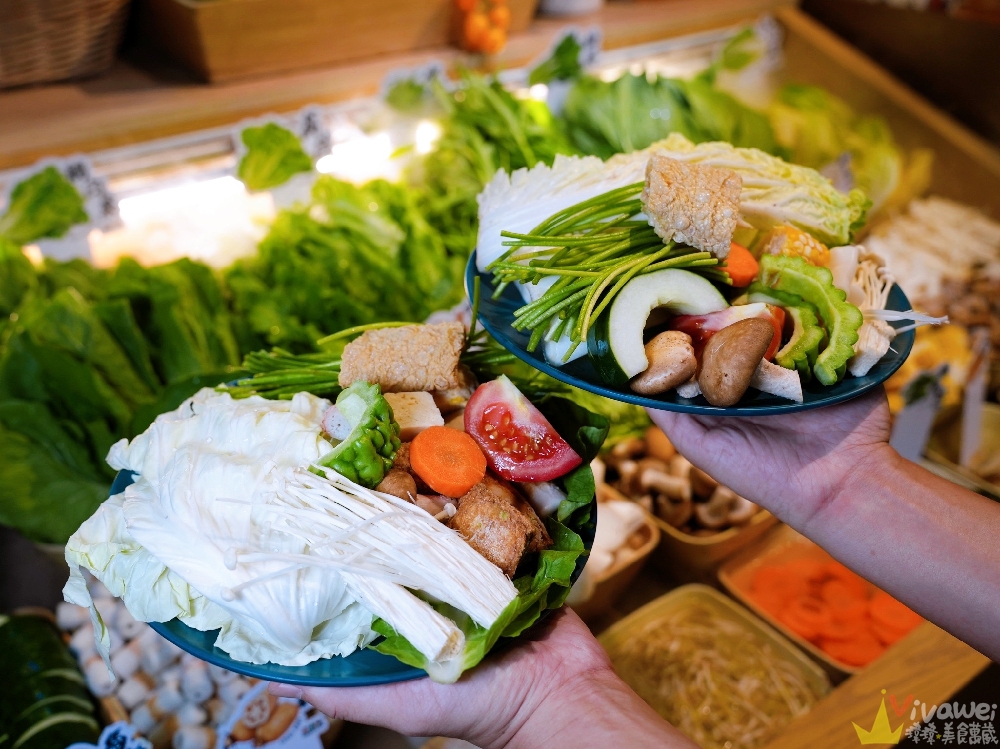 苗栗頭份美食|『月團圓雞湯火鍋-苗栗頭份店』最低388元起蔬菜自助吧吃到飽~大推單人獨享鴛鴦鍋~超狂香菜皮蛋鍋新上市! 苗栗頭份美食|『月團圓雞湯火鍋-苗栗頭份店』最低388元起蔬菜自助吧吃到飽~大推單人獨享鴛鴦鍋~超狂香菜皮蛋鍋新上市!