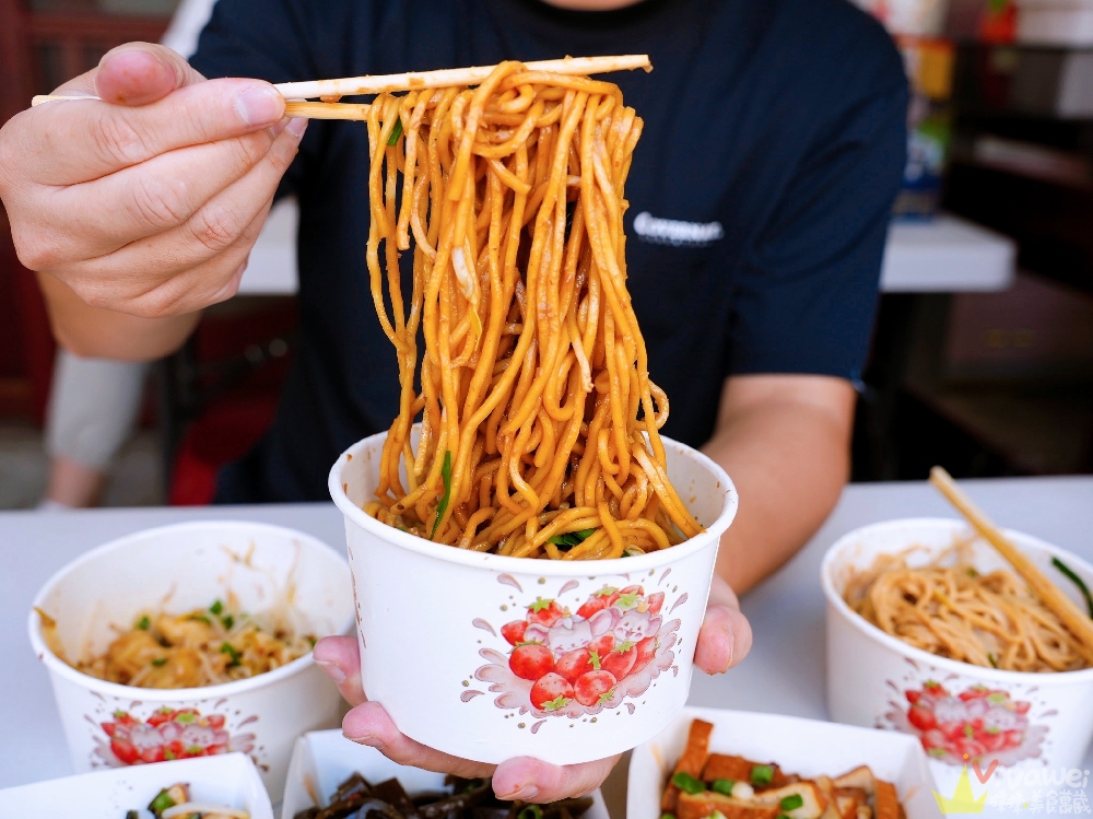 苗栗市美食|『簡單拌』隱藏版的銅板價麵店小吃!紅蔥拌麵超香,麻醬麵自己磨麻醬~還有紅油炒手+滷味! 苗栗市美食|『簡單拌』隱藏版的銅板價麵店小吃!紅蔥拌麵超香,麻醬麵自己磨麻醬~還有紅油炒手+滷味!