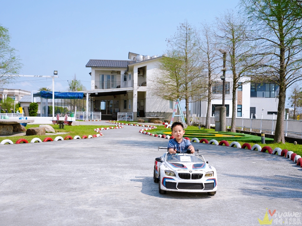 宜蘭五結住宿推薦｜『FUN輕鬆民宿-親子童車溜滑梯渡假會館』房間有溜滑梯&球池&浴缸～戶外超大台電動車任你玩！