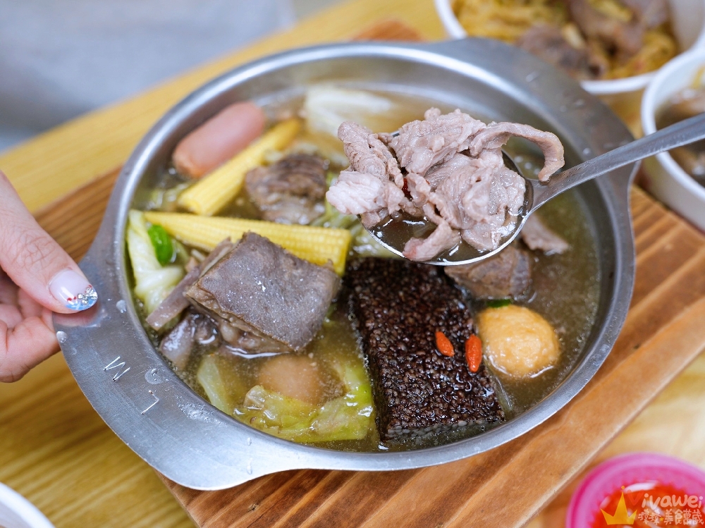 苗栗市美食｜『六小福林記炒羊肉』生意超好～新鮮現炒的羊肉小吃！冷氣開放～飲料免費暢飲～還有兒童遊樂區的舒適小吃店！