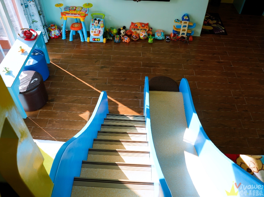 宜蘭羅東住宿｜『宜蘭羅東Candy民宿』夢幻糖果屋親子民宿~室內球池溜滑梯+電動車+正版樂高積木牆+溜滑梯房型開箱！