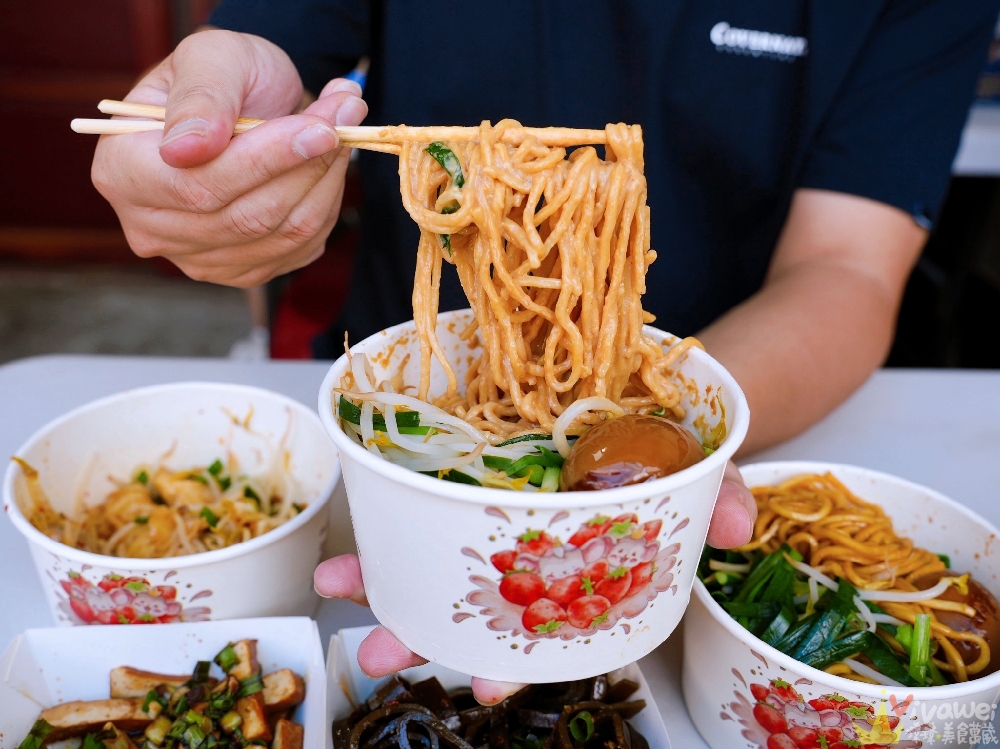 苗栗市美食｜『簡單拌』隱藏版的銅板價麵店小吃！紅蔥拌麵超香,麻醬麵自己磨麻醬～還有紅油炒手+滷味！