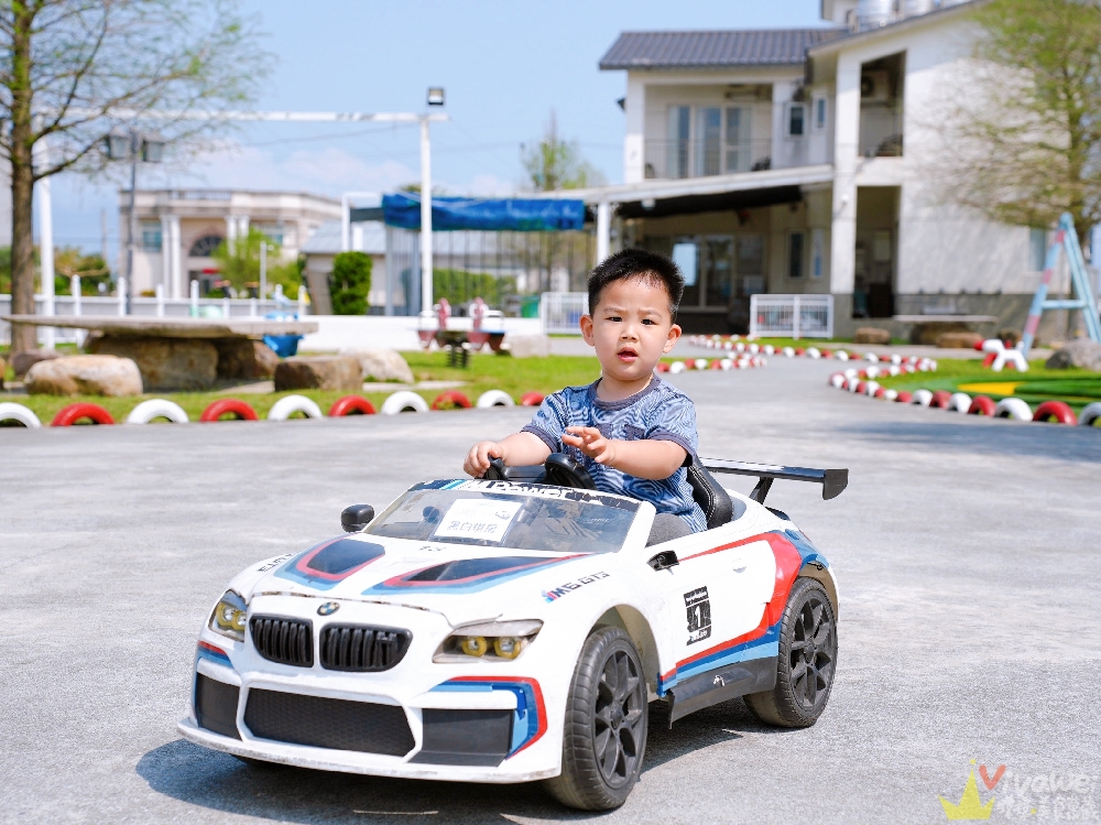 宜蘭五結住宿推薦｜『FUN輕鬆民宿-親子童車溜滑梯渡假會館』房間有溜滑梯&球池&浴缸～戶外超大台電動車任你玩！