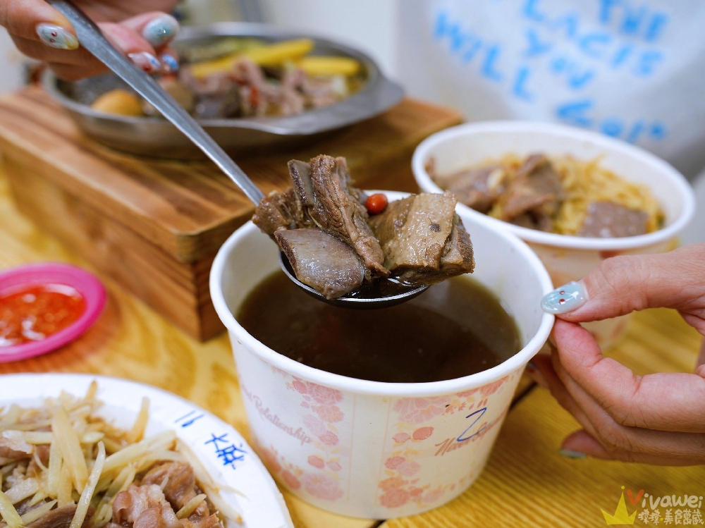 苗栗市美食｜『六小福林記炒羊肉』生意超好～新鮮現炒的羊肉小吃！冷氣開放～飲料免費暢飲～還有兒童遊樂區的舒適小吃店！