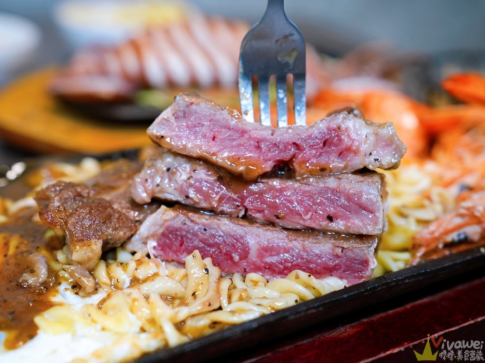 苗栗市美食｜『紅吱吱平價牛排館-苗栗店』排餐只要180元起~可免費加麵一次！自助吧享濃湯,爆米花,抹醬吐司,冷熱飲,霜淇淋免費吃到飽！