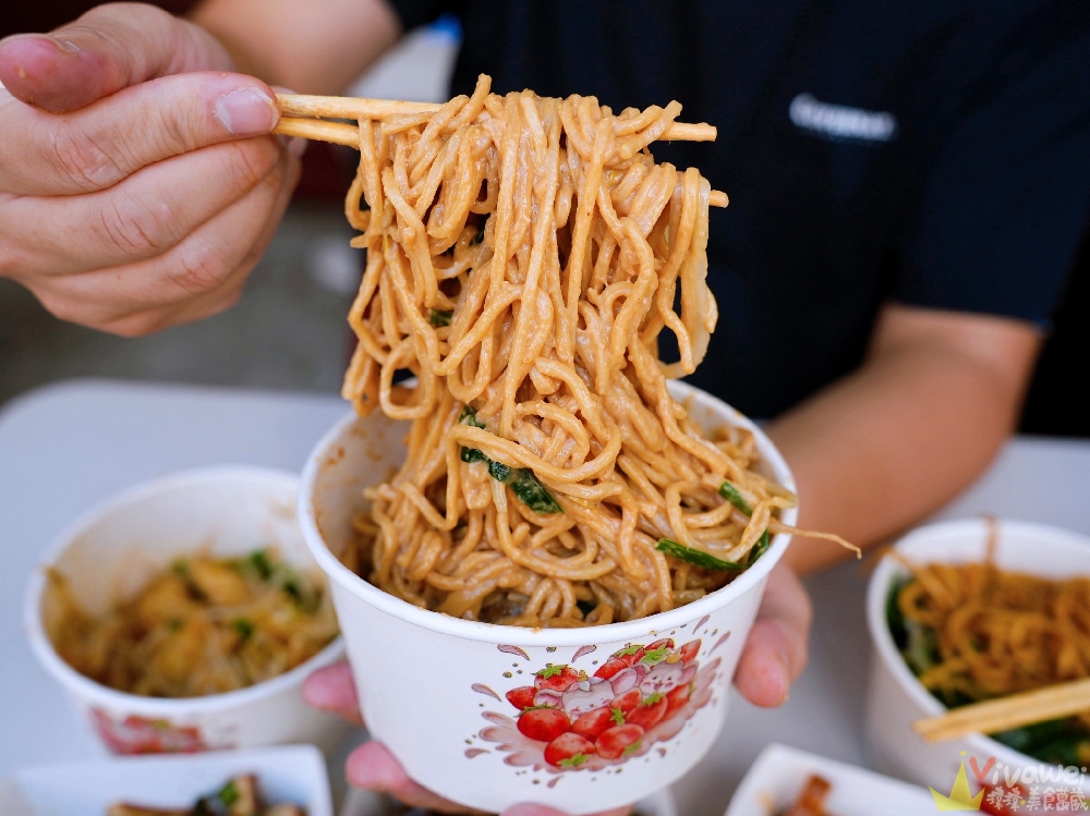 苗栗市美食｜『簡單拌』隱藏版的銅板價麵店小吃！紅蔥拌麵超香,麻醬麵自己磨麻醬～還有紅油炒手+滷味！