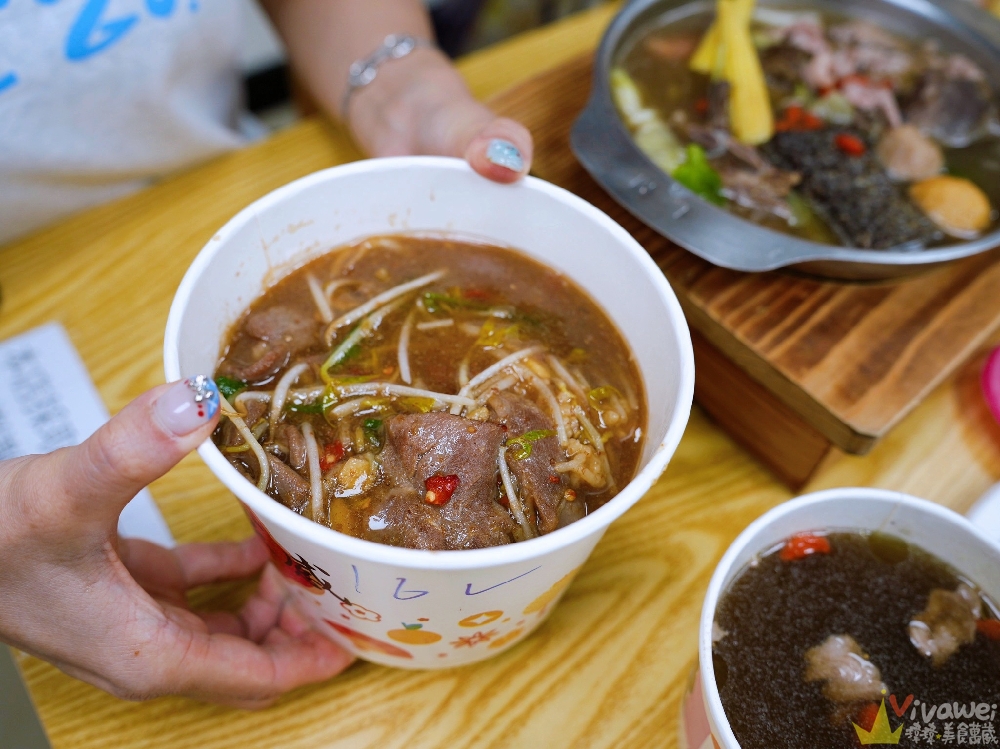 苗栗市美食｜『六小福林記炒羊肉』生意超好～新鮮現炒的羊肉小吃！冷氣開放～飲料免費暢飲～還有兒童遊樂區的舒適小吃店！