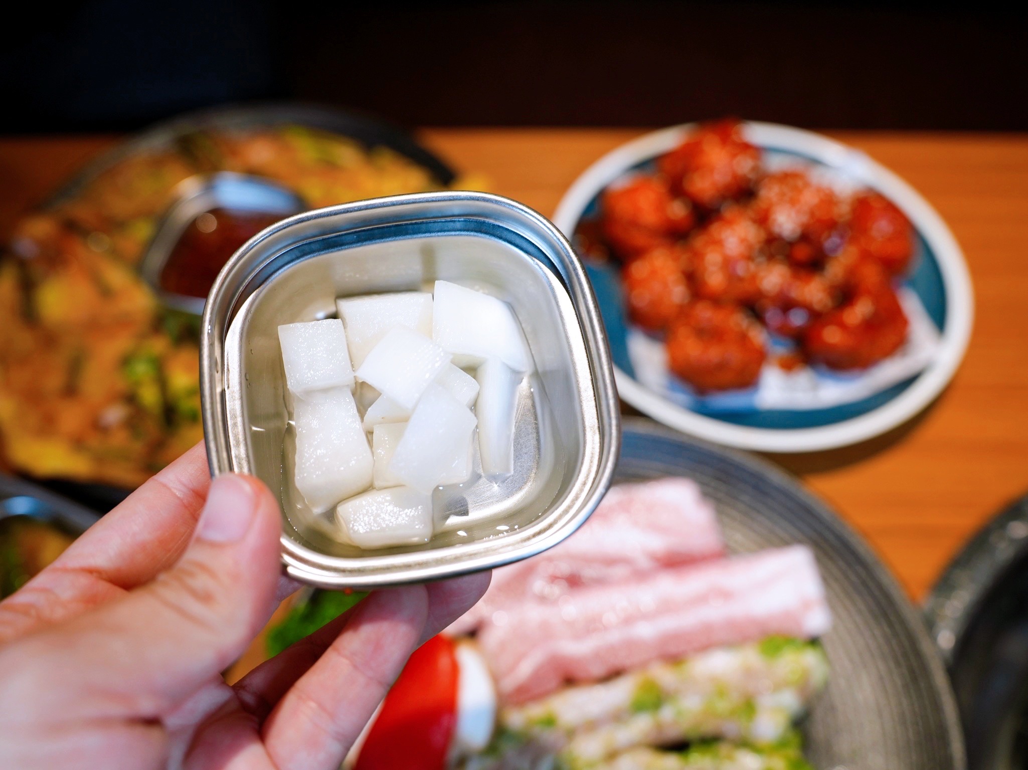 新北板橋美食｜『ABV Bar & Kitchen 韓式餐酒館』板橋車站道地韓式料理餐酒館&超過300款精釀啤酒！韓式小菜吃到飽～還有桌邊韓式烤肉服務！