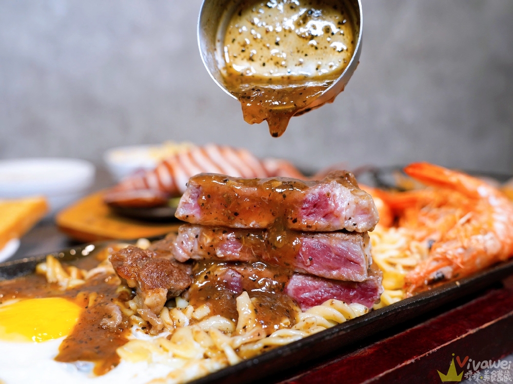 苗栗市美食｜『紅吱吱平價牛排館-苗栗店』排餐只要180元起~可免費加麵一次！自助吧享濃湯,爆米花,抹醬吐司,冷熱飲,霜淇淋免費吃到飽！