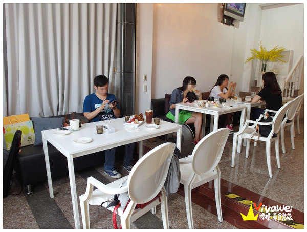 咖啡鑽：台中市東區｜需要手套才能掌握的超厚實鬆餅『咖啡鑽』