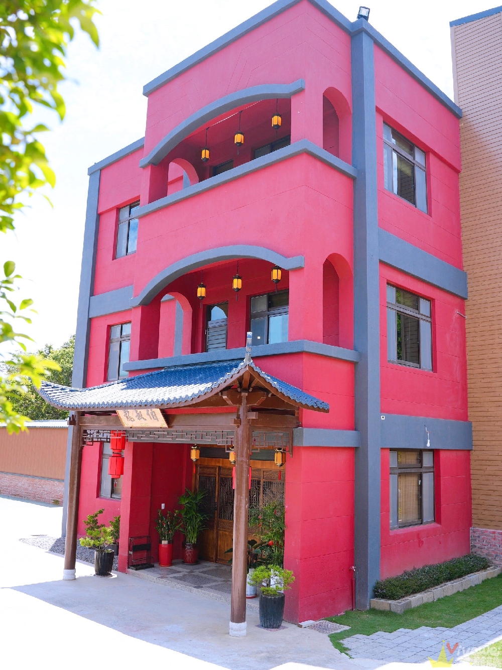 苗栗三灣美食｜『龍叔伯庭園餐館』超氣派的客家私房台菜餐廳～餐點品項豐富又好吃～親子友善且附設免費停車場！