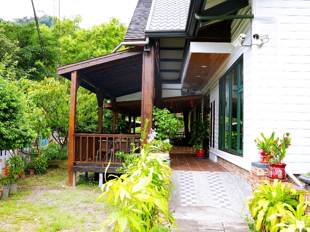 苗栗獅潭美食｜『光之彩庭園餐廳』附設免費停車位！親子友善&輪椅友善&寵物友善的舒適用餐空間～有義大利麵,火鍋,披薩,甜點下午茶!