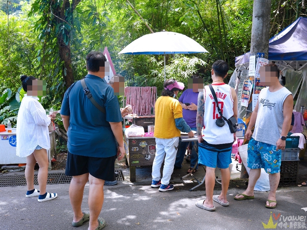 宜蘭礁溪美食|『礁溪香腸伯』好吃又Juicy的現烤香腸&潤餅大腸包小腸!礁溪跑馬古道 五峰旗榕樹下的排隊攤販! 宜蘭礁溪美食|『礁溪香腸伯』好吃又Juicy的現烤香腸&潤餅大腸包小腸!礁溪跑馬古道 五峰旗榕樹下的排隊攤販!