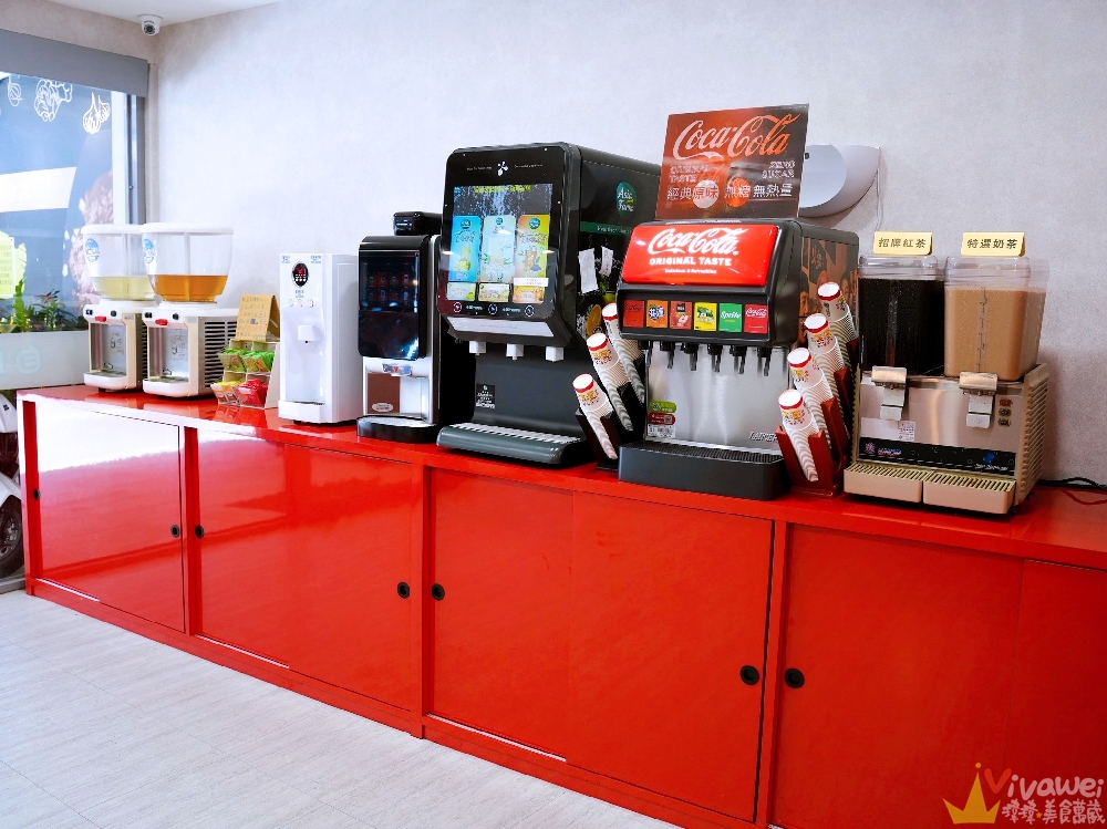 苗栗市美食｜『紅吱吱平價牛排館-苗栗店』排餐只要180元起~可免費加麵一次！自助吧享濃湯,爆米花,抹醬吐司,冷熱飲,霜淇淋免費吃到飽！