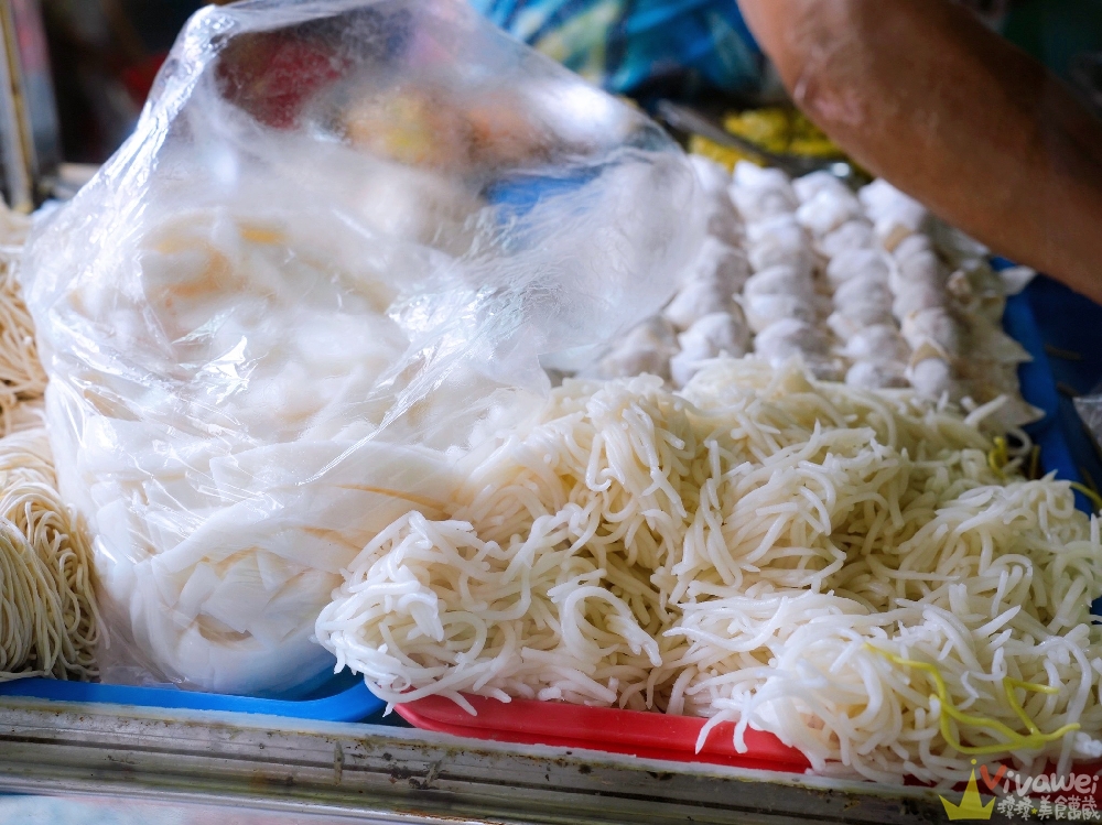 桃園平鎮美食｜『橋頭小吃部』一開店就爆滿！每桌必點現切的滷味小菜～還有各式麵類～晚來就吃不到！