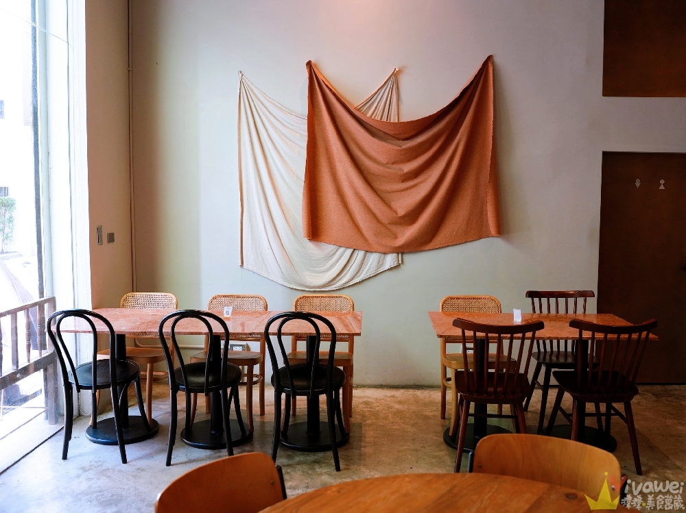 桃園中壢美食｜『品手感披薩 Pin Pizza Bar』內壢現烤披薩香氣逼人！招牌阿山哥鹹豬肉披薩&五種起司披薩！