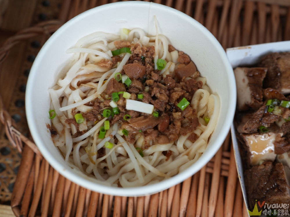 桃園平鎮美食｜『銅板麵店』文青風小吃店！販售招牌蔥油雞肉飯～還有好吃的乾麵和現切滷味小菜！