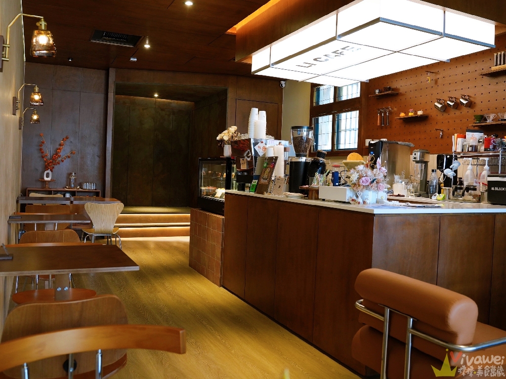 苗栗市美食｜『LI CAFE』近苗栗車站的質感系甜點咖啡店！必吃焙茶水果戚風&藍莓乳酪馬卡龍&奶蓋烏龍巴斯克！