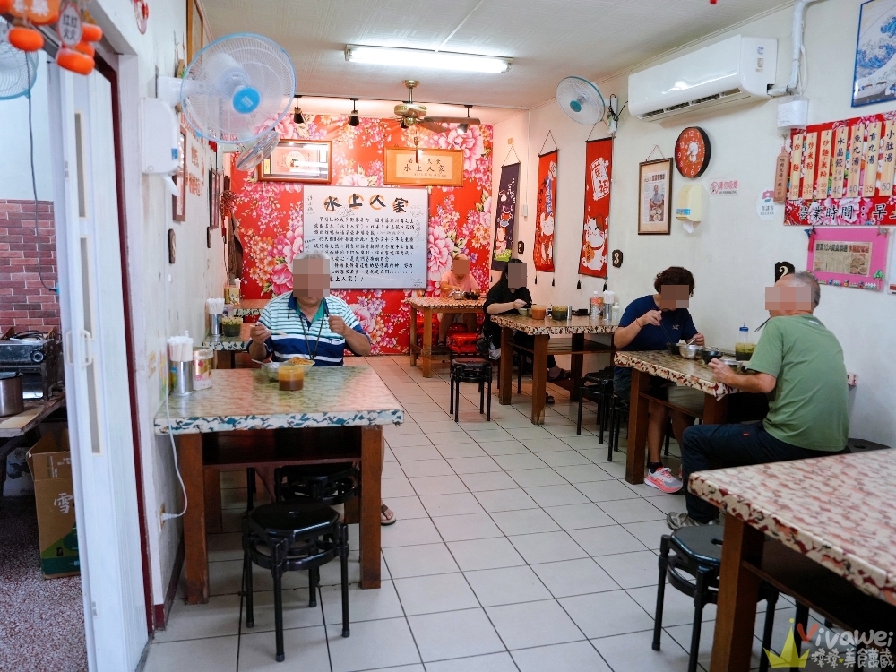 苗栗市美食｜『水上人家』客家美食街老字號小吃！招牌炸鴨血湯、Q彈乾水晶餃與炒麵！