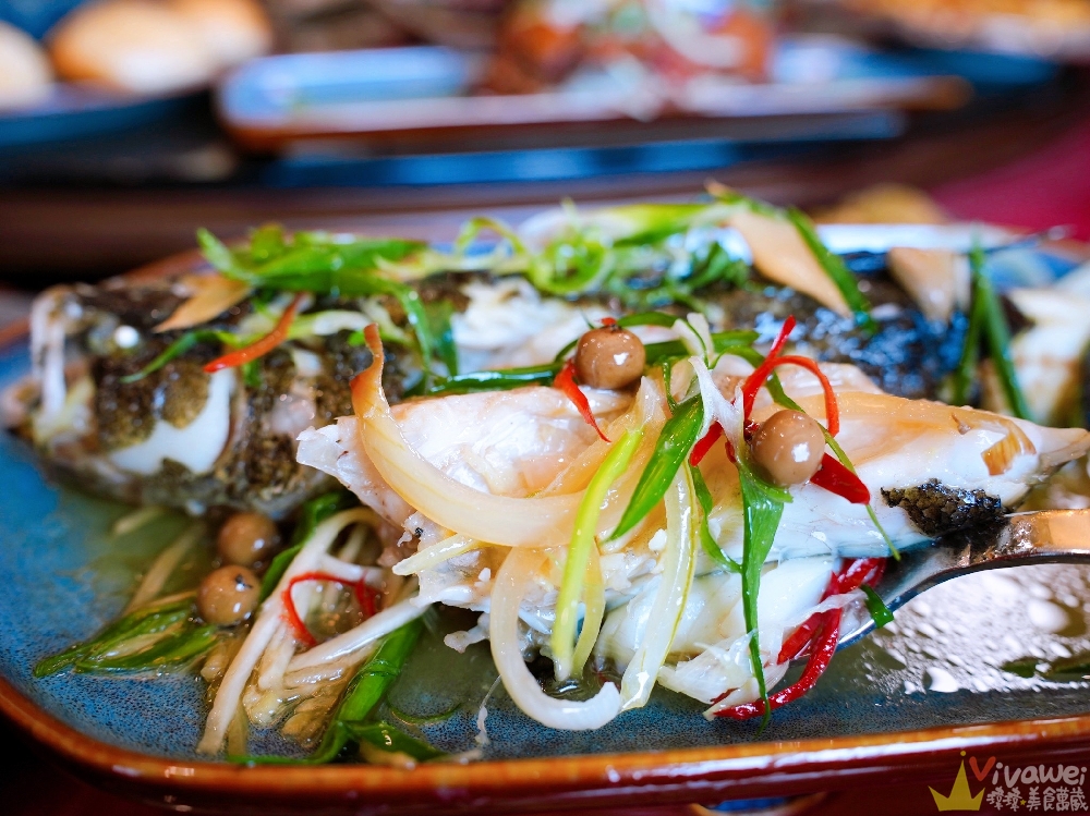 苗栗三灣美食｜『龍叔伯庭園餐館』超氣派的客家私房台菜餐廳～餐點品項豐富又好吃～親子友善且附設免費停車場！