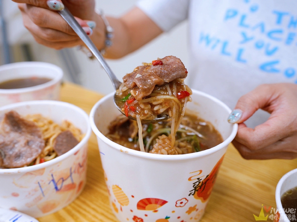 苗栗市美食｜『六小福林記炒羊肉』生意超好～新鮮現炒的羊肉小吃！冷氣開放～飲料免費暢飲～還有兒童遊樂區的舒適小吃店！