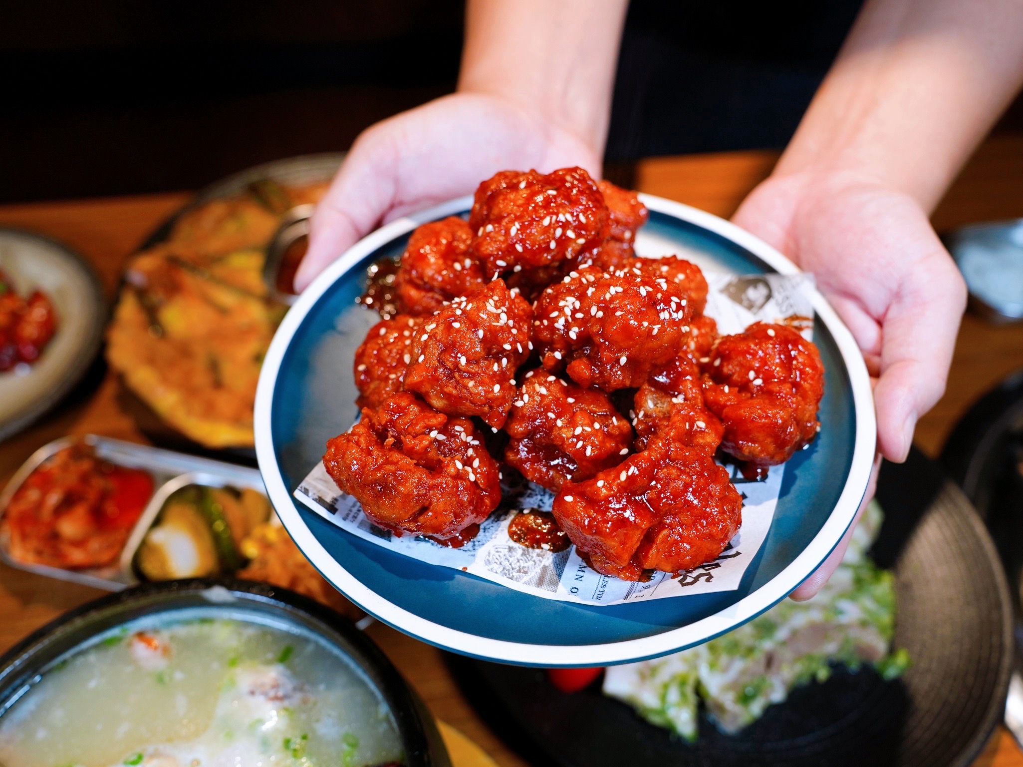 新北板橋美食｜『ABV Bar & Kitchen 韓式餐酒館』板橋車站道地韓式料理餐酒館&超過300款精釀啤酒！韓式小菜吃到飽～還有桌邊韓式烤肉服務！