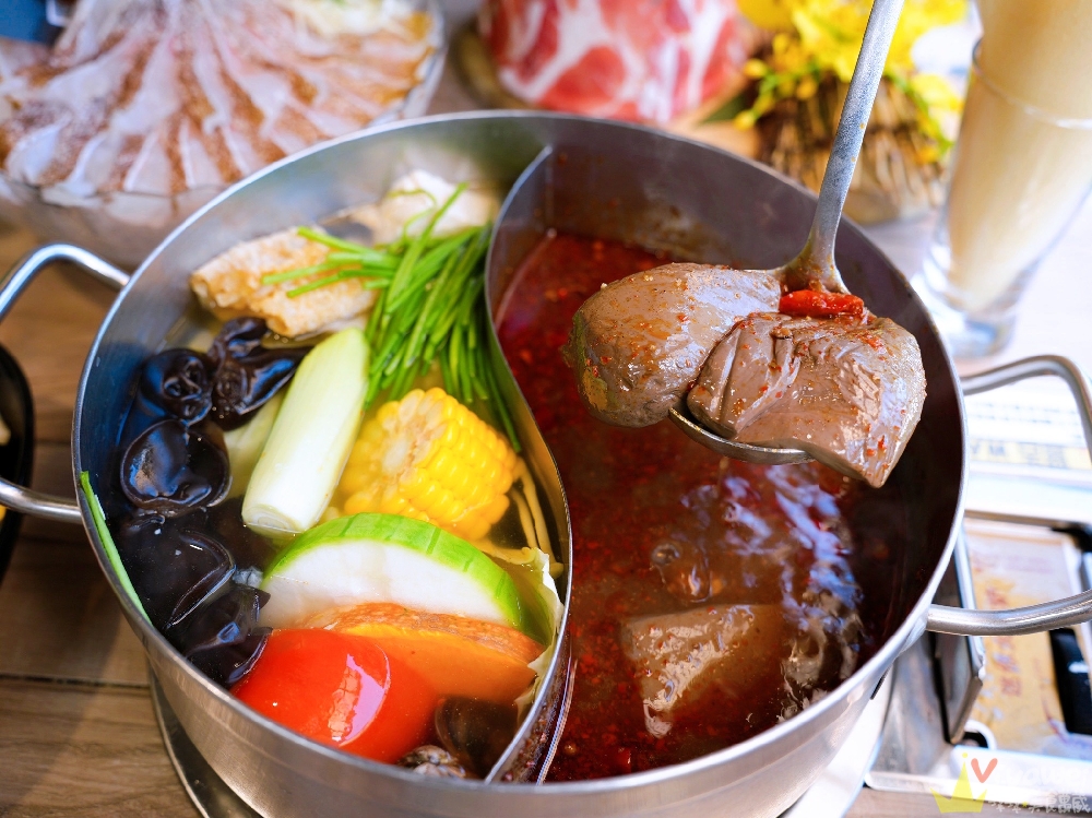 桃園中壢美食｜『鍋強強極緻火鍋』新升級桌邊蔬菜免費續&氣泡飲料暢飲&指定套餐+100元肉肉吃到飽！附設免費停車場~親子友善餐廳~回訪多次的質感火鍋店！